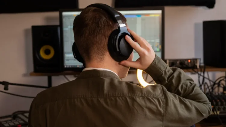 Lebih dari Sekadar Alat Audio, Headphone Menyimpan Evolusi yang Menarik