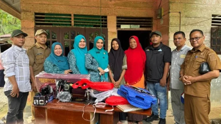 Siswi Kurang Mampu Terima Bantuan Mesin Jahit dari Ketua TP PKK Aceh Timur