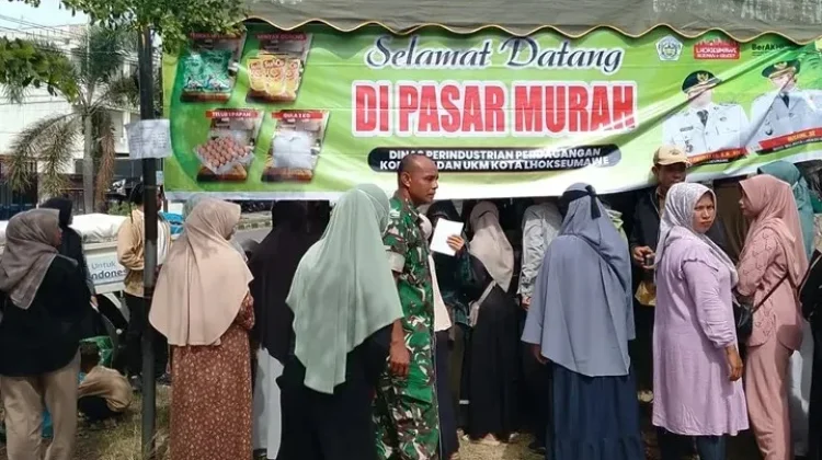 TNI Turut Kawal Pasar Murah, Warga Antusias Berbelanja