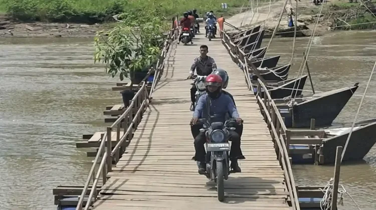 Jembatan Ditutup, Warga Andalkan Jembatan Apung Kepala Hiu