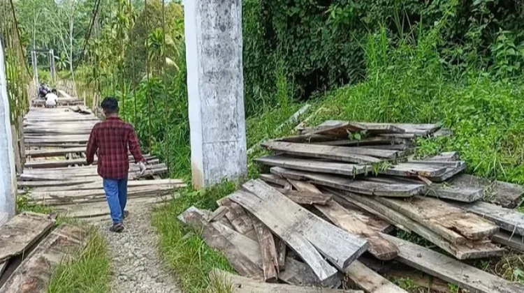 TNI Rehabilitasi Jembatan Gantung Sawang