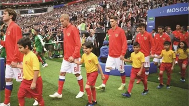 Alasan Pemain Sepak Bola Menggandeng   Anak-Anak saat Memasuki Lapangan