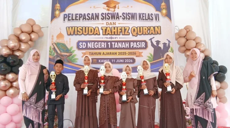 Pelukan Terakhir: Isak Tangis Warnai Perpisahan SDN 1 Tanah Pasir