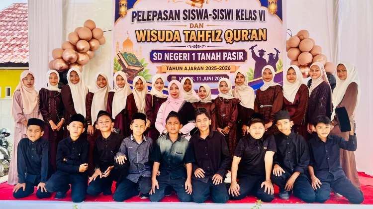 Pelukan Terakhir: Isak Tangis Warnai Perpisahan SDN 1 Tanah Pasir