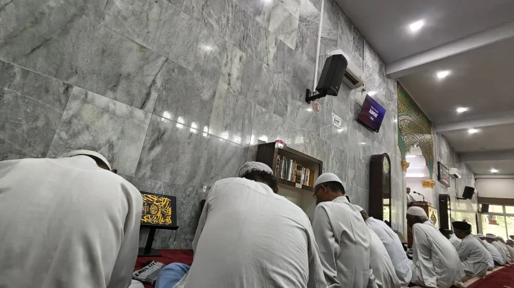 Keutamaan Pakaian Putih saat Sholat, Tradisi yang Mengandung Nilai Kesucian
