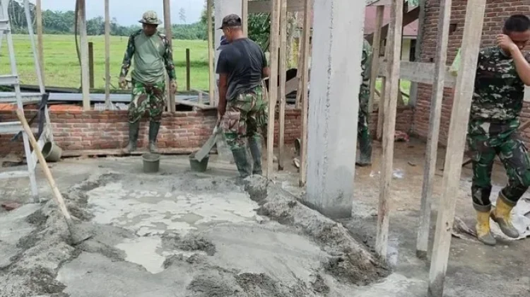 Babinsa Koramil 14/TJA Terus Dampingi Pembangunan Mushola Ali Imran