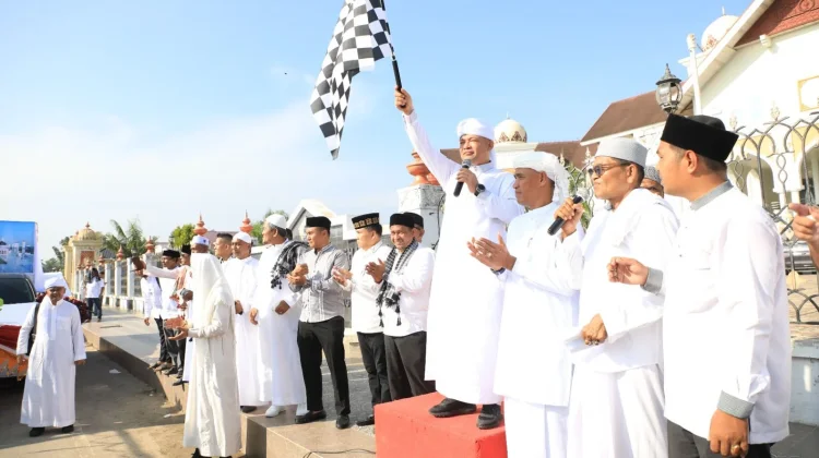 Ayah Wa Lepas Pawai Muharram Disambut Ribuan Warga