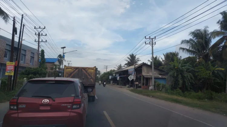 Pengerjaan Lambat, Warga Keluhkan Kemacetan di Jalan Nasional Syamtalira Bayu