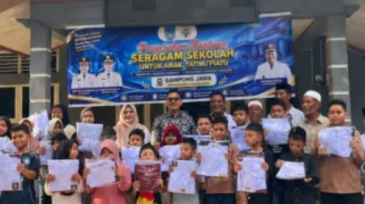 Walikota Langsa Serahkan Bantuan Seragam Sekolah untuk Anak Yatim-Piatu