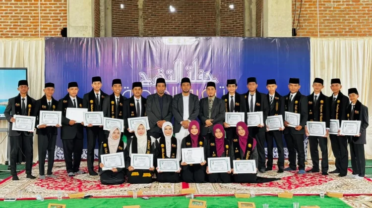 Tangis Haru Iringi Haflah Takharruj Angkatan VIII Mahad An Nahlah