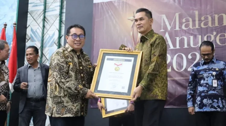 Sekda Aceh Raih Anugerah SMSI Sebagai Tokoh Inspiratif Nasional 2026