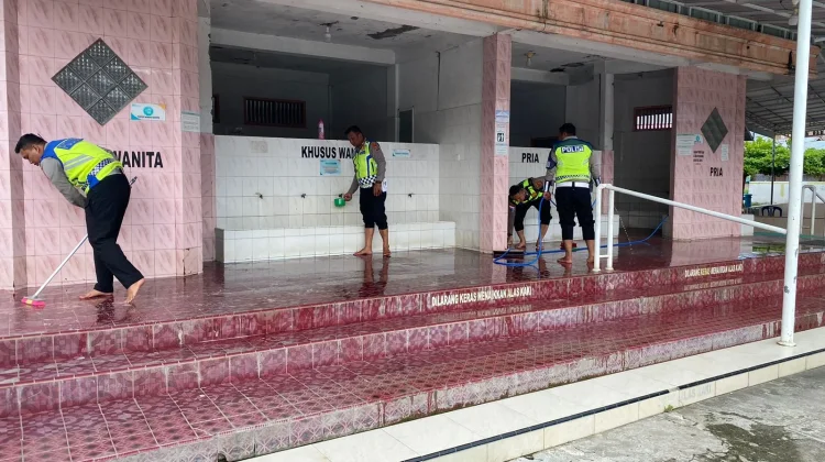 Sambut HUT Bhayangkara ke-80, Satlantas Polres Lhokseumawe Gelar Bakti Sosial