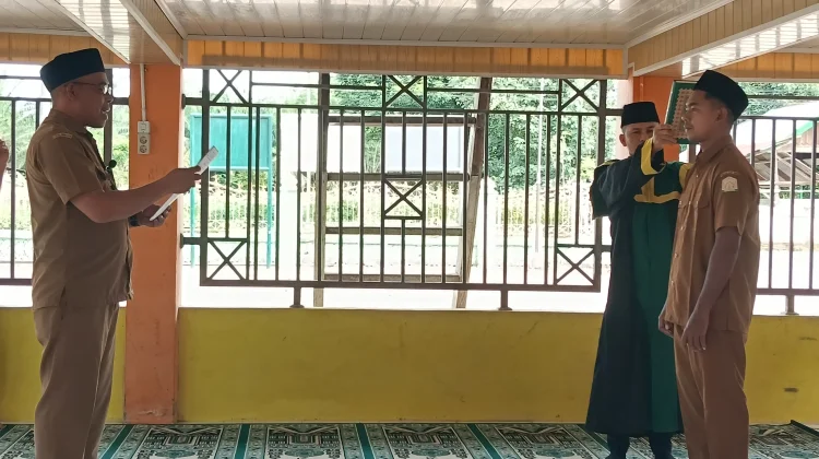 Camat Julok Minta Aparatur Desa Disiplin dan Buka Kantor Layani Masyarakat