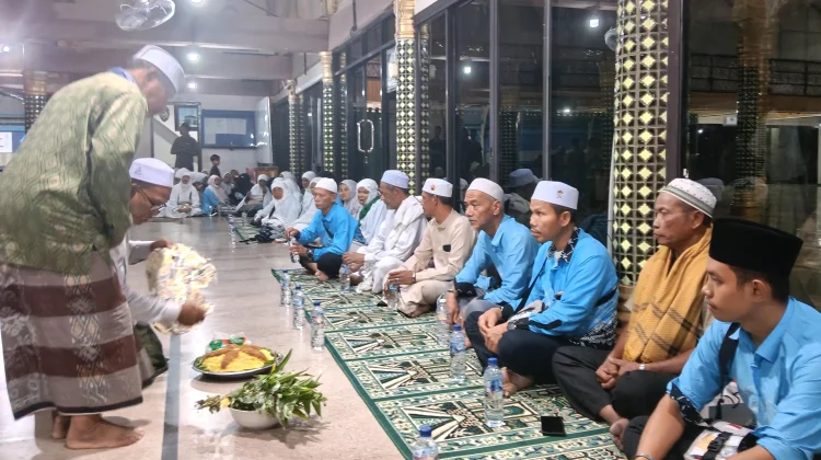 Penyambutan Penuh Haru, Camat Julok Dampingi Kepulangan Jamaah Haji