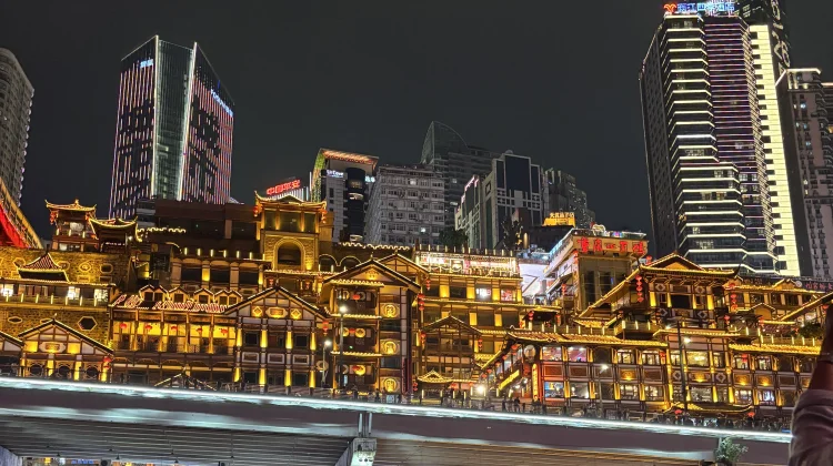 Melihat Kemilau Chongqing Ala Cyberpunk dari Atas Kapal Chaotianmen