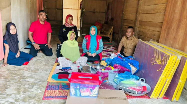 Ketua TP-PKK Aceh Utara Peduli Lansia Kurang Mampu