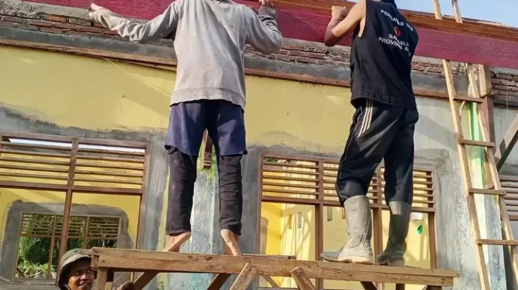 Babinsa Dampingi Revitalisasi SD Negeri 1 Baktiya Barat