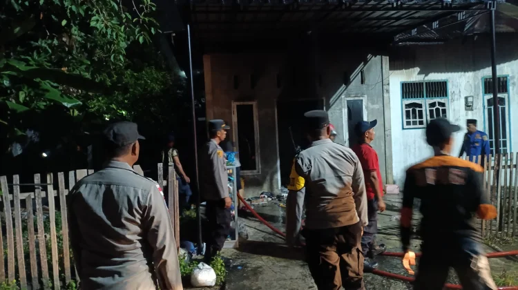 Personel Polsek Muara Dua Amankan TKP Kebakaran Rumah di Panggoi