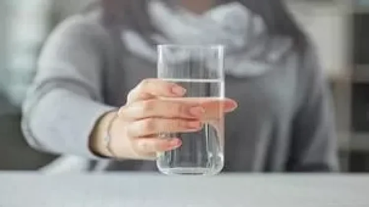 Minum Air sebelum Tidur, Bermanfaat atau Justru Berisiko?