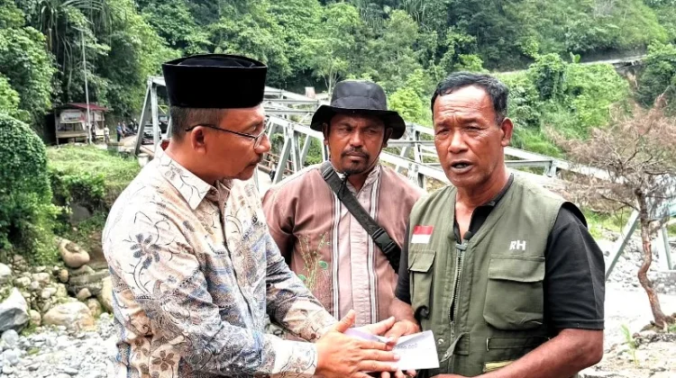 Haji Uma Apresiasi dan Bantu Aksi Swadaya Warga Bener Meriah