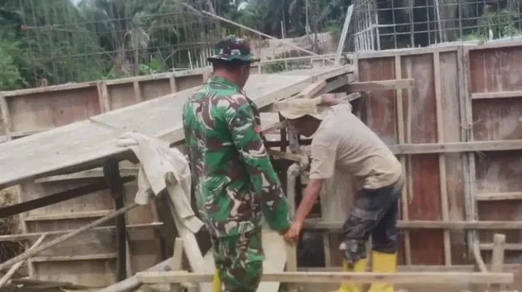 Babinsa Kawal Pembangunan Jembatan Perintis Cot Bada