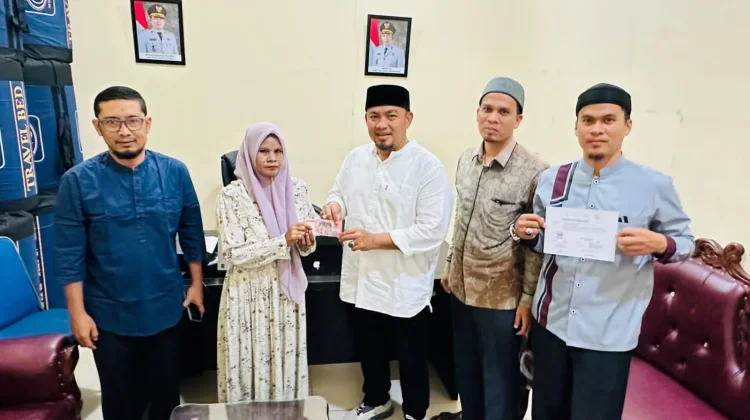 Baitul Mal Kota Lhokseumawe Menyerahkan Bantuan Pendampingan Pasien Hernia