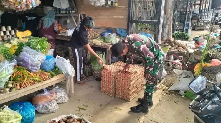 Babinsa Koramil Baktiya Kodim 0103/Aceh Utara Pantau Harga Sembako