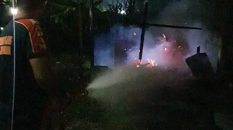 Gubuk Milik Wanda Terbakar, Damkar Bergerak Cepat Padamkan