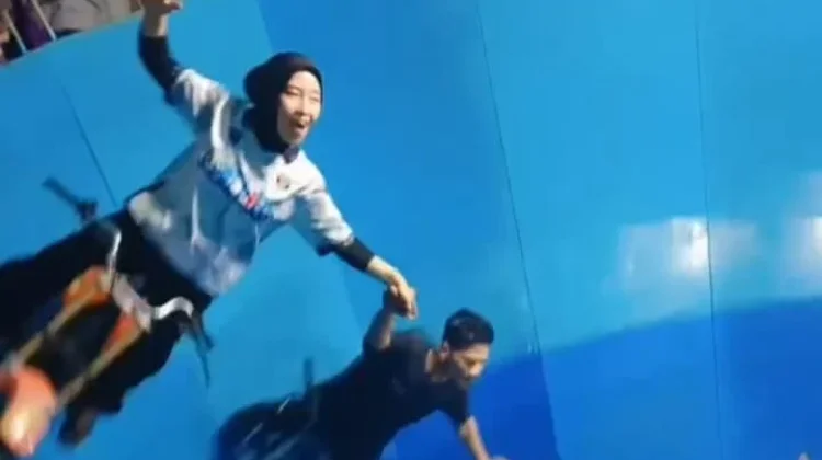 Aksi Berani Putri Hipnotis Penonton Tong Setan Lhokseumawe