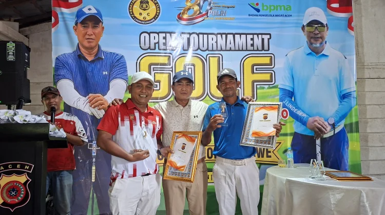 Kapolres Lhokseumawe Serahkan Penghargaan kepada Juara Open Tournament Golf