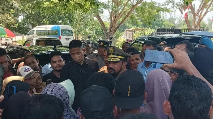 Jumpai Massa, Bupati Al-Farlaky Jelaskan Proses Bantuan Banjir Secara Terbuka