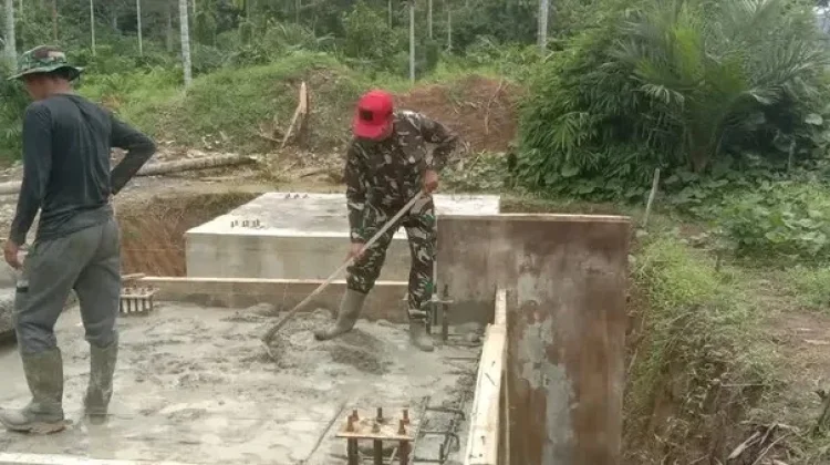 Para Pekerja Dibantu TNI Bangun Jembatan Perintis Geureudong Pase