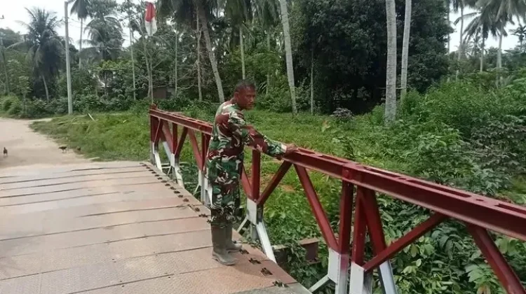 Babinsa Patroli Jembatan Bailey, Pastikan Tetap Aman Digunakan
