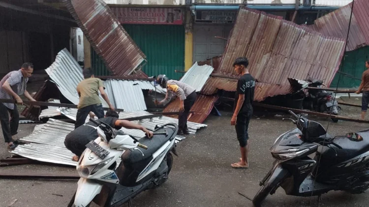 Polisi Sigap Bantu Warga Terdampak Angin Kencang di Pasar Keude Gedong