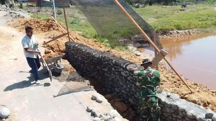 TNI Ikut Kawal Pengerjaan Talut Jembatan Aramco di Tanah Jambo Aye