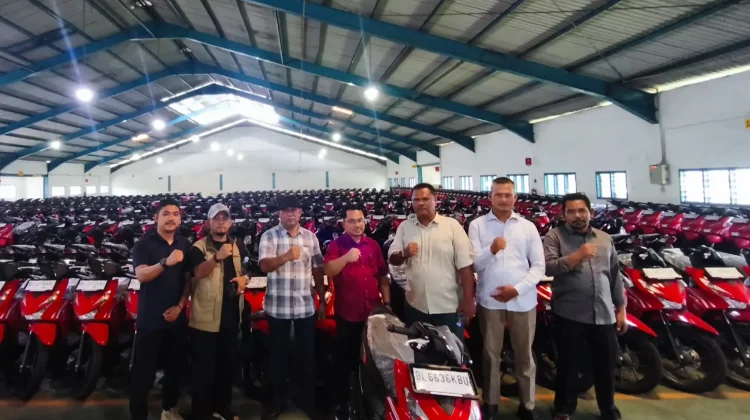 Ayah Wa Segera Serahkan Motor Operasional Imum Gampong