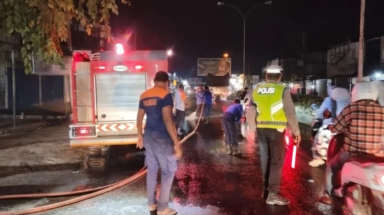 Damkar Lhokseumawe Sigap Bersihkan Tumpahan CPO Berbahaya