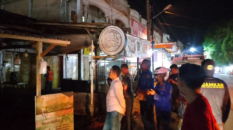 Damkar Sigap Jinakkan Korsleting sebelum Rumah Terbakar