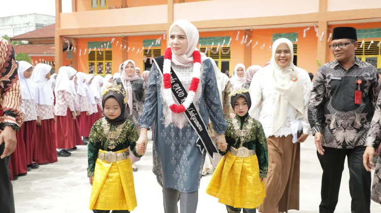 Hari Pertama Sekolah, Bunda PAUD Lhokseumawe Ajak Ayah Antar Anak