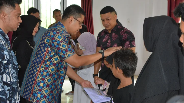 Sebanyak 276 Yatim Langsa Barat Terima Seragam Gratis