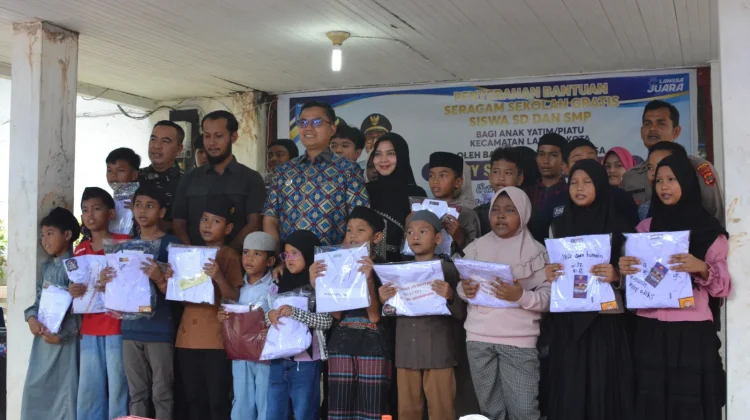 Seragam Gratis Warnai Senyum Yatim Langsa Kota