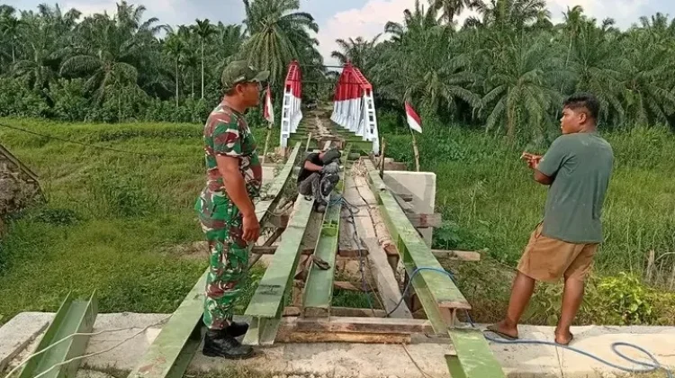 Babinsa Bersama Warga Kawal Pembangunan Jembatan Perintis