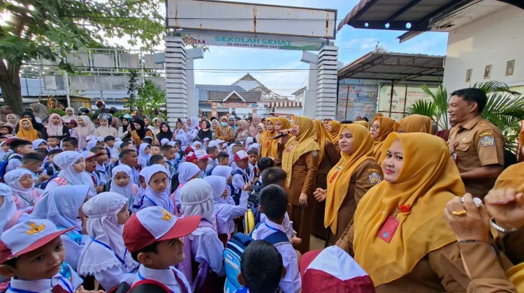 Genggaman Orang Tua Temani Langkah Pertama Sekolah