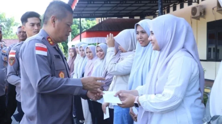 Kapolres Aceh Utara Berikan Tali Asih Kepada 25 Orang Pekerja Harian Lepas