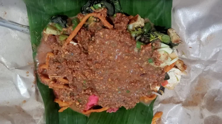Pecal Mie, Perpaduan Sayur Segar dan Bumbu Kacang yang Menggoda