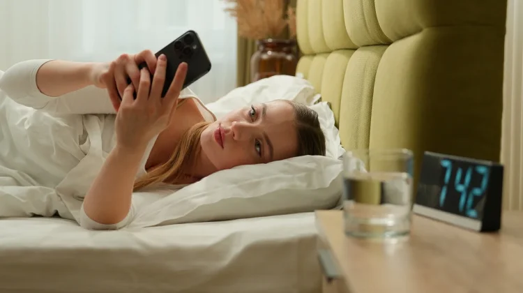 Stop Scroll, Kebiasaan Membuka Ponsel saat Bangun Tidur Berdampak pada Kesehatan