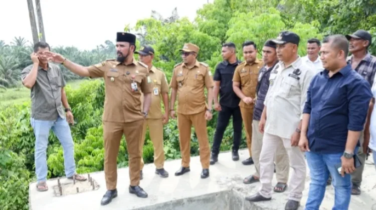 Bupati Aceh Timur Tinjau Proyek Jembatan Gantung Mangkrak