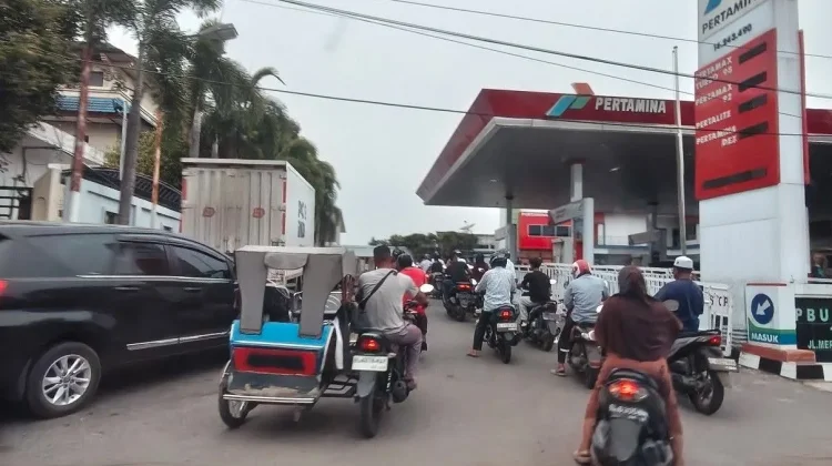 Antrean Panjang Kendaraan Masih Terjadi di SPBU Lhokseumawe Hari Ini