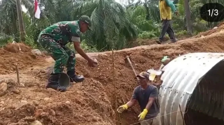 Babinsa Dampingi Pembangunan Jembatan Aramco di Desa Cot Girek