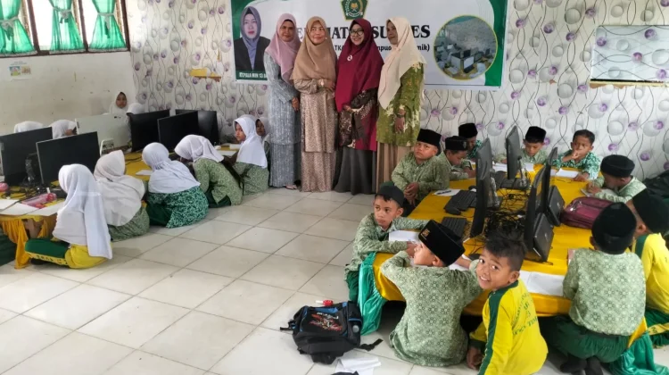Ketua DWP Kemenag Aceh Timur Kunjungi MIN 13